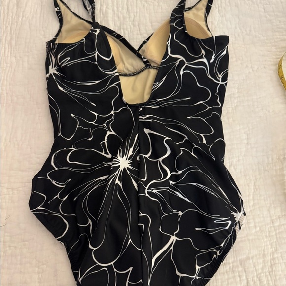 Trimshaper swimsuit womens size 10. One piece black & white - Picture 7 of 12